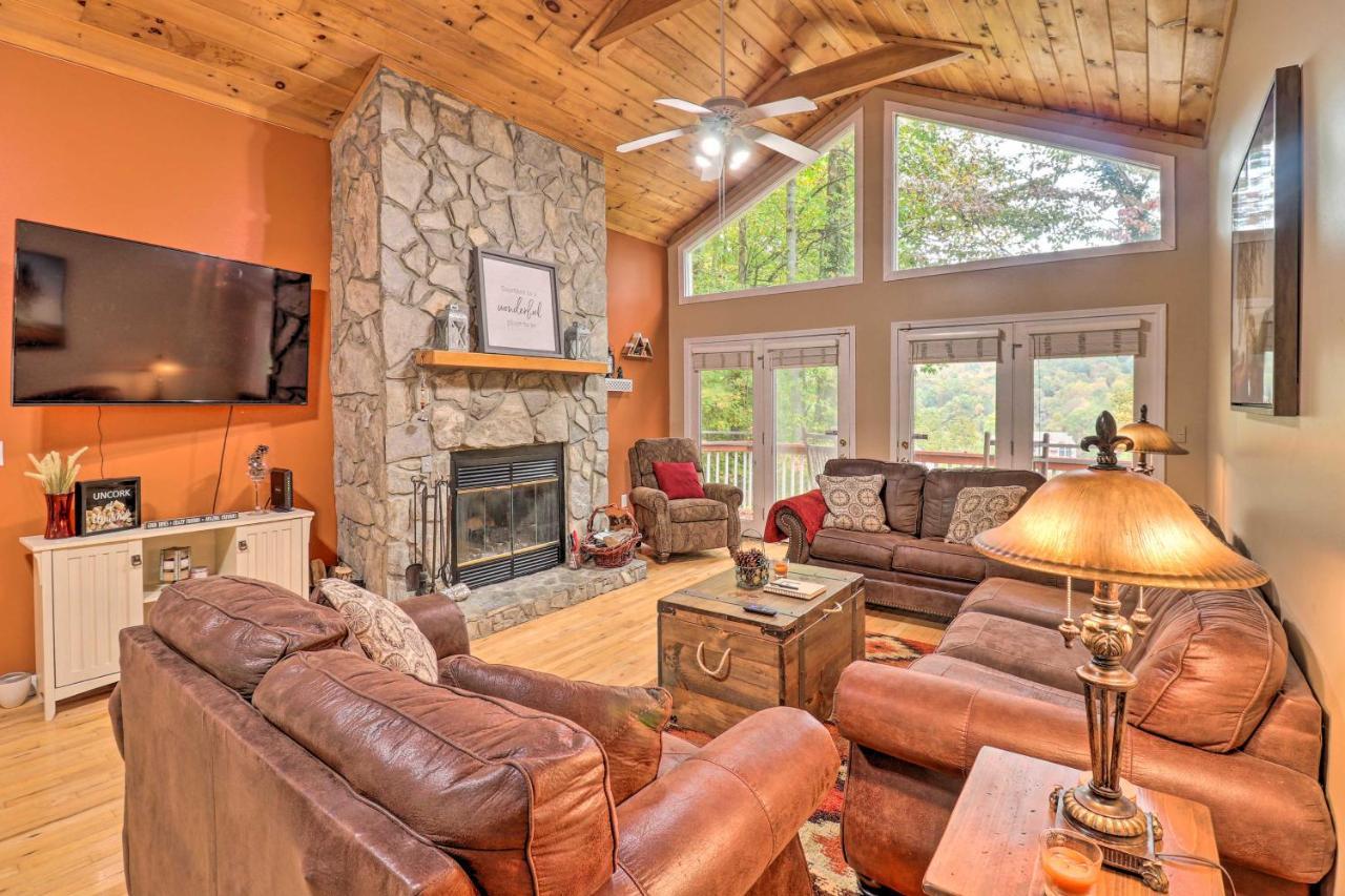 Rustic Red Cabin With Deck In Maggie Valley Club! Buitenkant foto