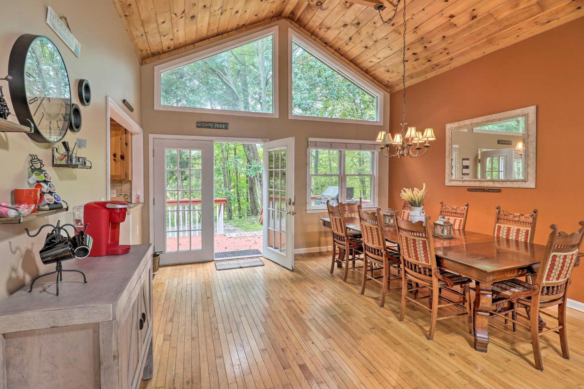 Rustic Red Cabin With Deck In Maggie Valley Club! Buitenkant foto