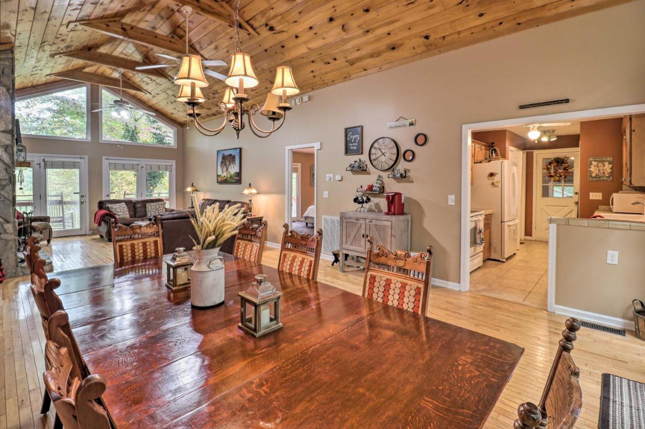 Rustic Red Cabin With Deck In Maggie Valley Club! Buitenkant foto
